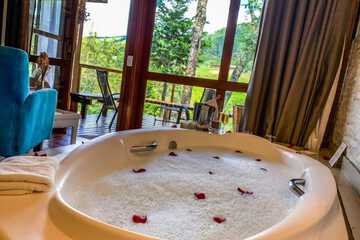 Jetted tub