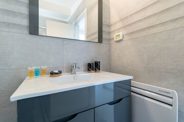 Bathroom sink