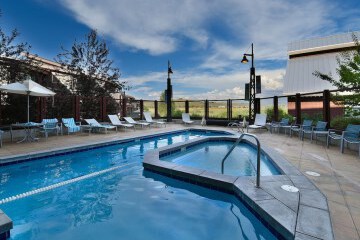 Indoor/outdoor pool