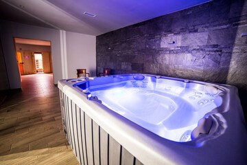 Indoor spa tub