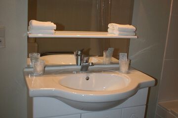 Bathroom sink