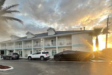 Electric vehicle charging station