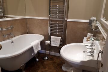 Deep soaking bathtub