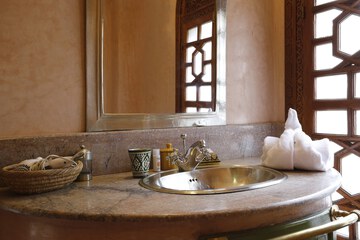 Bathroom sink