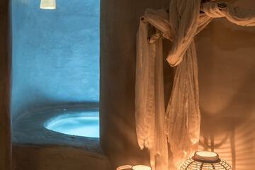 Indoor spa tub