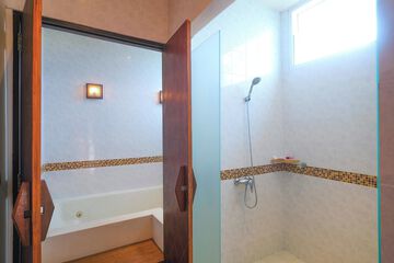 Deep soaking bathtub