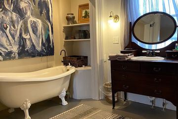 Deep soaking bathtub