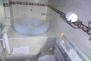 Deep soaking bathtub