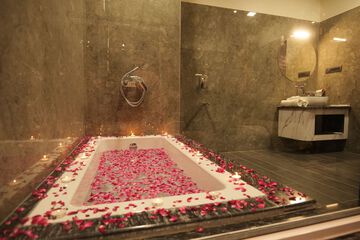 Deep soaking bathtub
