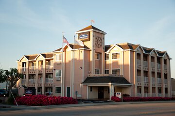 Howard Johnson by Wyndham Salinas