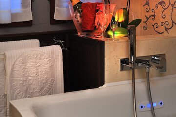 Deep soaking bathtub