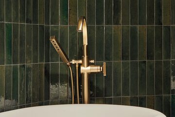 Deep soaking bathtub