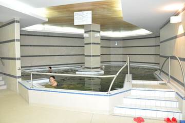 Indoor spa tub