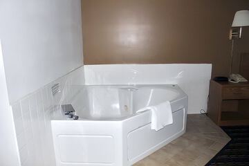 Jetted tub