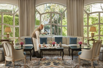 Lobby lounge