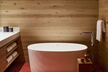 Deep soaking bathtub