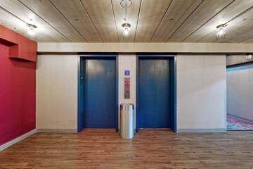 Ballroom/Hall 107 of 110