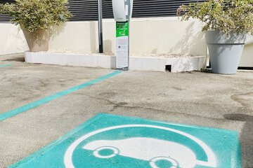 Electric vehicle charging station