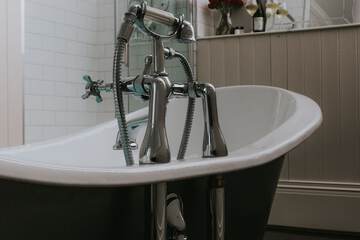 Deep soaking bathtub
