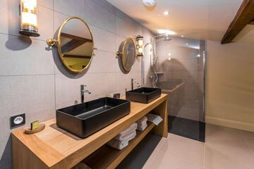 Bathroom sink