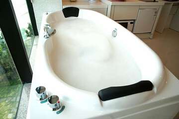 Jetted tub