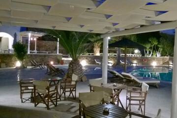 Poolside bar