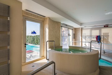 Indoor spa tub