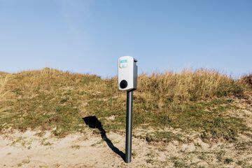 Electric vehicle charging station