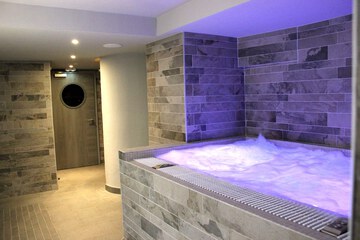 Indoor spa tub