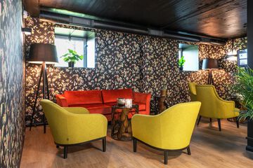 Lobby lounge