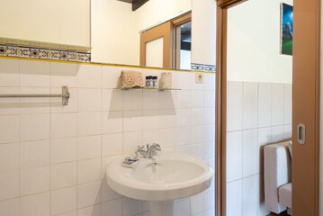 Bathroom sink