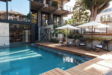 Indoor/outdoor pool