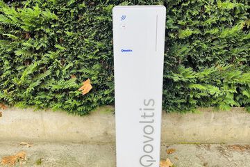 Electric vehicle charging station