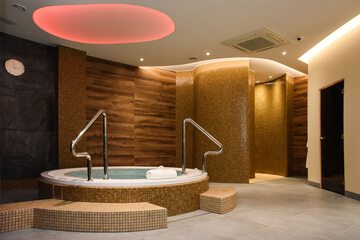 Indoor spa tub
