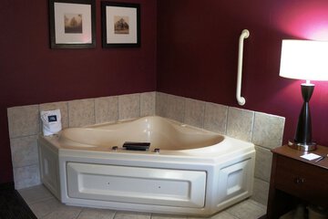 Deep soaking bathtub