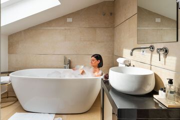 Deep soaking bathtub