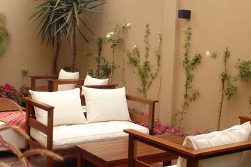 Lobby lounge