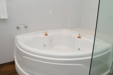 Deep soaking bathtub