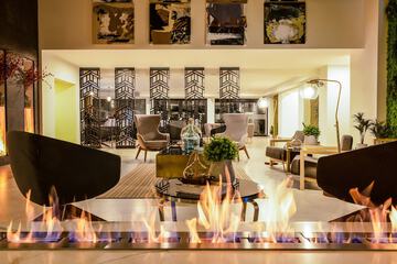 Lobby lounge