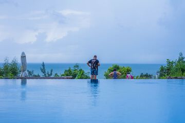 Infinity pool