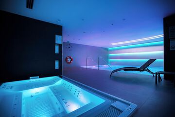 Indoor spa tub