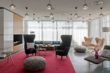 Lobby lounge