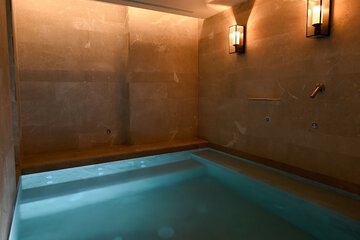 Indoor spa tub