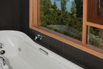 Deep soaking bathtub