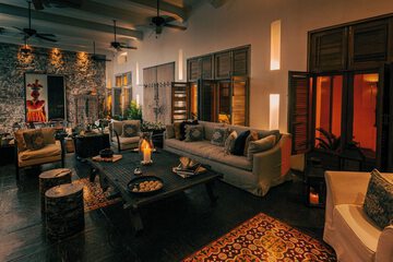 Lobby lounge
