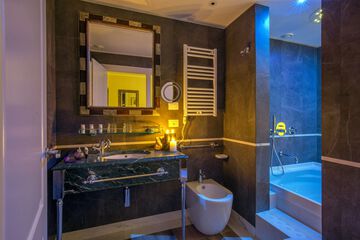 Deep soaking bathtub