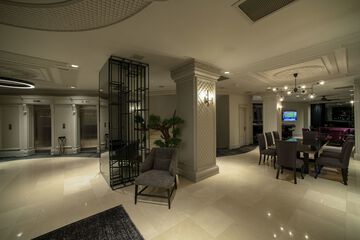 Lobby lounge