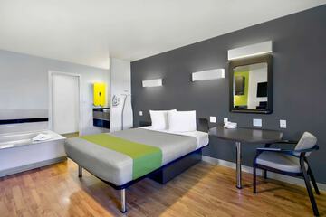 Deep soaking bathtub