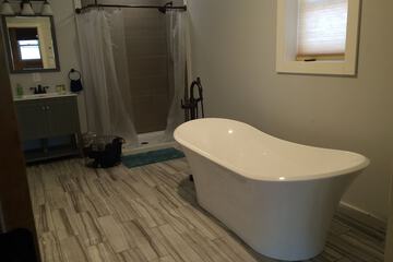 Deep soaking bathtub