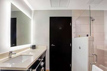 Guest room bath